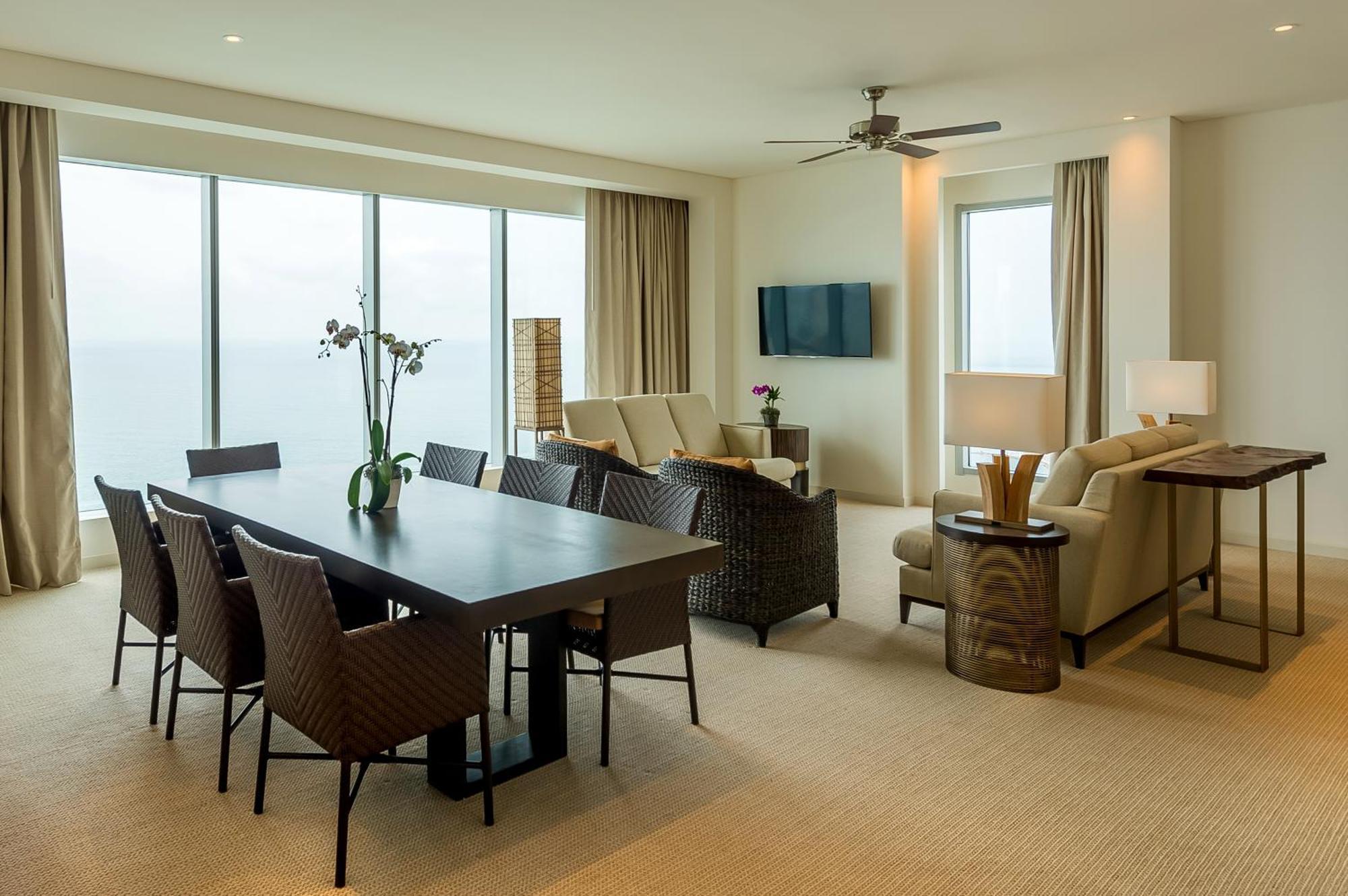 Hotel Hyatt Regency Cartagena  Exterior foto A living room in a suite at the Ritz-Carlton, Marina Bay